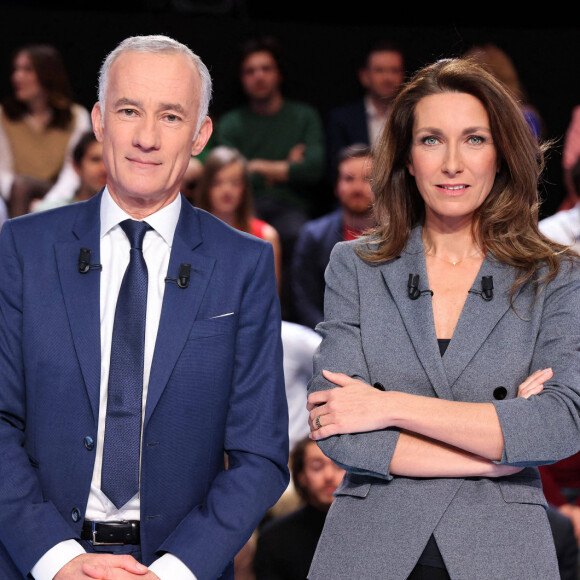 Gilles Bouleau, Anne-Claire Coudray - Les candidats à l'élection présidentielle sont sur le plateau de l'émission "La France face à la guerre" sur TF1 le 14 mars 2022