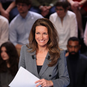 Anne-Claire Coudray - Les candidats à l'élection présidentielle sont sur le plateau de l'émission "La France face à la guerre" sur TF1 le 14 mars 2022