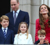 le prince William, duc de Cambridge, Catherine Kate Middleton, duchesse de Cambridge et leurs enfants le prince George, la princesse Charlotte et le prince Louis - La famille royale au balcon du palais de Buckingham lors de la parade de clôture de festivités du jubilé de la reine à Londres le 5 juin 2022.