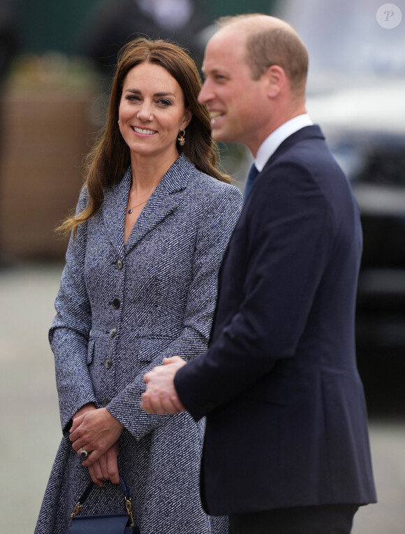 Le prince William et Catherine Kate Middleton assistent à l'ouverture officielle du mémorial Glade of Light à Manchester le 10 mai 2022.