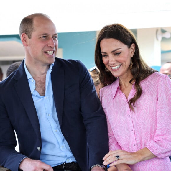 Le prince William, duc de Cambridge, et Catherine (Kate) Middleton, duchesse de Cambridge, visitent "Fish Fry" à Abaco, un lieu de rassemblement culinaire traditionnel des Bahamas qui se trouve sur toutes les îles des Bahamas, le huitième jour de leur tournée dans les Caraïbes au nom de la reine pour marquer son jubilé de platine. Abaco, le 26 mars 2022.