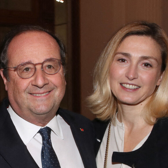 François Hollande et sa compagne Julie Gayet - Vernissage de l'exposition de la Collection François Pinault du Sculpteur Charles Ray à la Bourse du Commerce à Paris, France, le 15 Février 2022. Bertrand Rindoff/Bestimage 