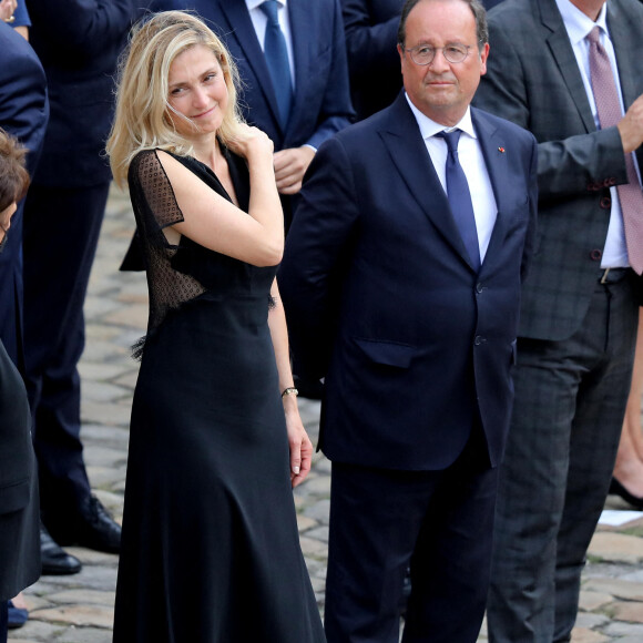 François Hollande et sa compagne Julie Gayet lors de la cérémonie d'hommage national à Jean-Paul Belmondo à l'Hôtel des Invalides à Paris, France, le 9 septembre 2021. © Dominique Jacovides/Bestimage 