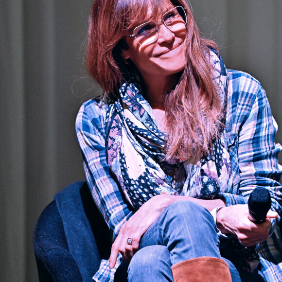 Exclusif - Astrid Veillon, la comédienne et écrivain, a participé à un débat public autour de la relation amoureuse à Nice, au centre d'arts et de culture "L'Artistique", le 25 janvier 2022. © Bruno Bebert / Bestimage