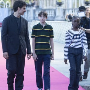 Joseph Engel entouré de Louis Garrel et sa fille Oumy (Céline) - Première du film "La croisade" lors du 69ème Festival International du Film de San Sebastian. Le 18 septembre 2021