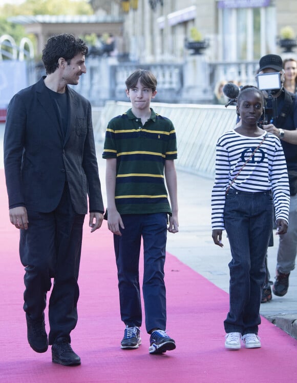 Joseph Engel entouré de Louis Garrel et sa fille Oumy (Céline) - Première du film "La croisade" lors du 69ème Festival International du Film de San Sebastian. Le 18 septembre 2021