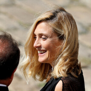 François Hollande et sa compagne Julie Gayet lors de la cérémonie d'hommage national à Jean-Paul Belmondo à l'Hôtel des Invalides à Paris, France, le 9 septembre 2021. © Dominique Jacovides/Bestimage 