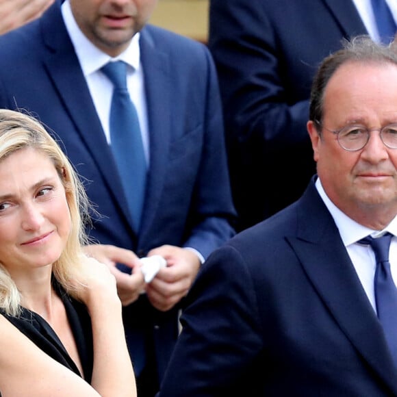 François Hollande et sa compagne Julie Gayet lors de la cérémonie d'hommage national à Jean-Paul Belmondo à l'Hôtel des Invalides à Paris, France, le 9 septembre 2021. © Dominique Jacovides/Bestimage 