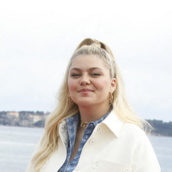 Louane Emera - Photocall de la série "Visions" lors de la 5ème saison du festival International des Séries "Canneseries" à Cannes, France, le 3 avril 2022. © Denis Guignebourg/Bestimage 