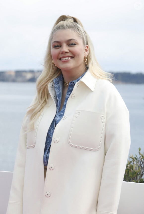 Louane Emera - Photocall de la série "Visions" lors de la 5ème saison du festival International des Séries "Canneseries" à Cannes, France, le 3 avril 2022. © Denis Guignebourg/Bestimage 