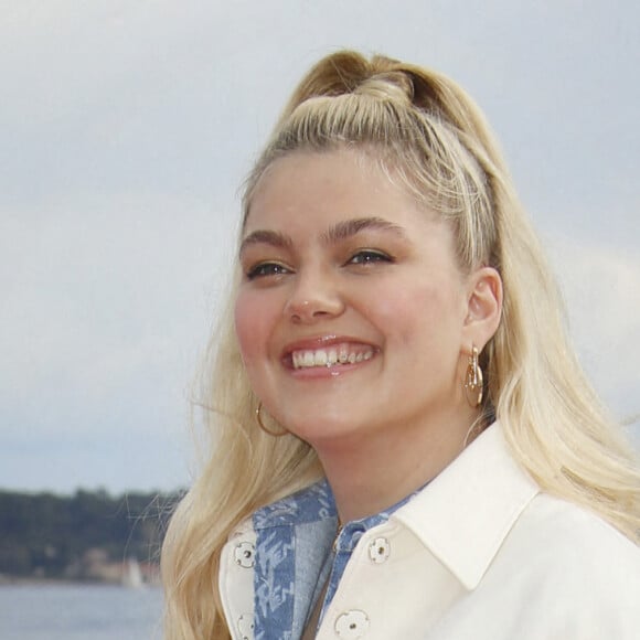 Louane Emera de la série VISIONS CANNESERIES SAISON 5 au Palais des Festivals et des Congrès de Cannes, dimanche 3 avril 2022. © Christophe Aubert via Bestimage 