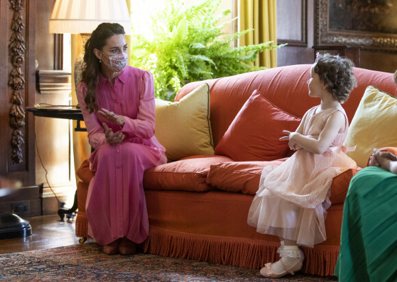 Kate Catherine Middleton, duchesse de Cambridge, a rencontré la jeune Mila Sneddon, atteinte d'un cancer, et sa famille au palais Holyroodhouse à Edimbourg. Le 27 mai 2021 