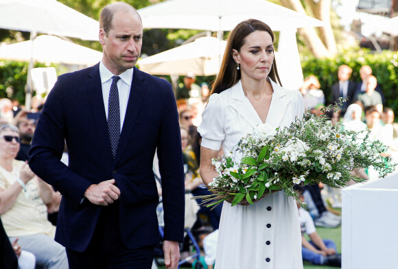 Le prince William et Kate Middleton lors d'une cérémonie multiconfessionnelle et de dépôt de couronnes au pied de la tour Grenfell à Londres, le 14 juin 2022.
