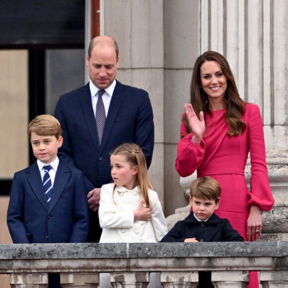 Le prince William, Kate Middleton et leurs enfants le prince George, la princesse Charlotte et le prince Louis - La famille royale regarde la grande parade qui clôture les festivités du jubilé de platine de la reine à Londres.