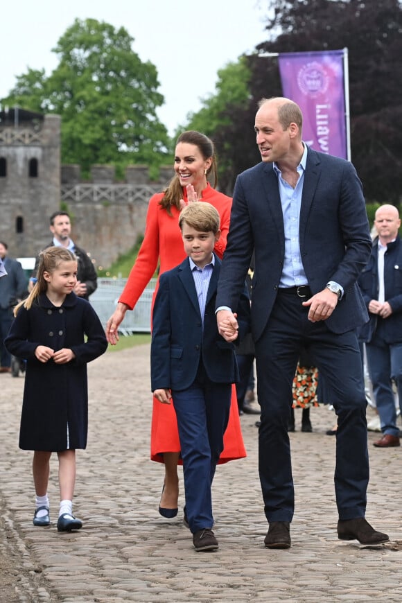 Le prince William et Kate Middleton, accompagnés de leurs enfants, le prince George et la princesse Charlotte en visite au château de Cardiff, le 4 juin 2022.