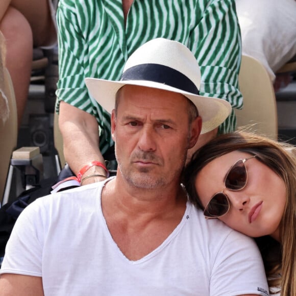 Roger Erhart et sa compagne Delphine Wespiser, Miss France 2012 - Célébrités dans les tribunes des internationaux de France de Roland Garros à Paris le 31 mai 2022. © Cyril Moreau - Dominique Jacovides/Bestimage 