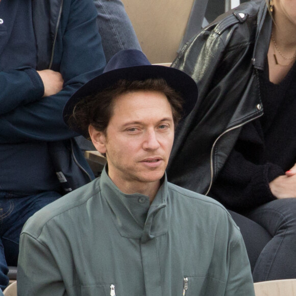 Mélanie Thierry et son compagnon le chanteur Raphaël en tribunes lors des Internationaux de France de tennis de Roland Garros à Paris, le 26 mai 2022.