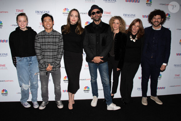 Shiloh Jolie-Pitt, Pax Jolie-Pitt, Angelina Jolie, JR, Sara Bernstein, Ameta Spain, Marc Azoulay - Première du film "Paper And Glue: A JR Project" à Los Angeles, le 18 novembre 2021.