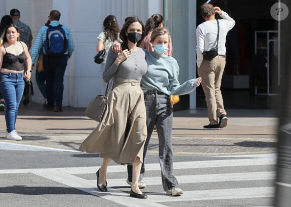 Exclusif - Angelina Jolie marche avec sa fille Vivienne lors d'une sortie au centre commercial The Grove à Los Angeles, le 21 mars 2022.