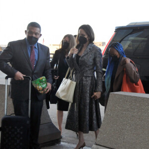 Angelina Jolie arrive avec sa fille Zahara à l'aéroport de Washington, le 9 février 2022.