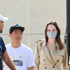 Angelina Jolie est allée faire du shopping avec Zahara et Pax au Nordstrom dans le quartier de The Grove à Los Angeles, le 13 juillet 2021.