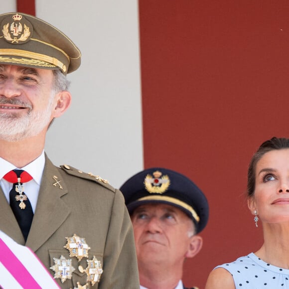 Le roi Felipe VI et la reine Letizia d'Espagne, assistent au défilé militaire clôturant la Journée des Forces armées espagnoles à Huesca, le 28 mai 2022. 