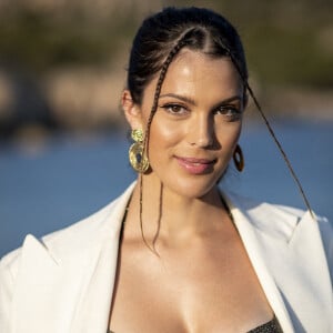 Iris Mittenaere lors du défilé Etam Croisière 2022 au Domaine de Murtoli, Corse. © Cyril Moreau / Bestimage 