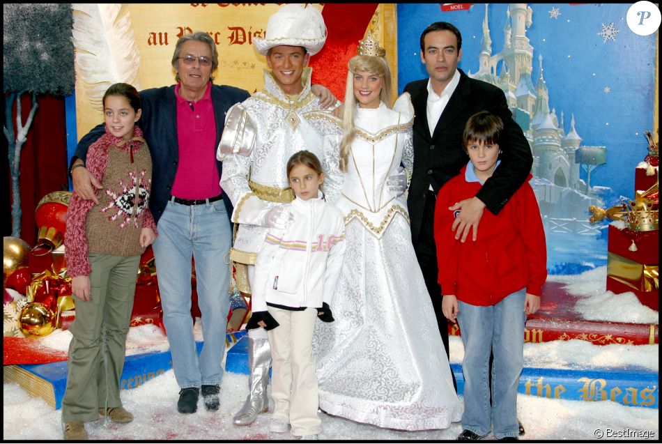 Alain Delon avec ses enfants : Anthony, Alain-Fabien, Anouchka et sa petite fille Loup pour célébrer le Noël d&#039;Eurodisney à DisneyLand Paris.
