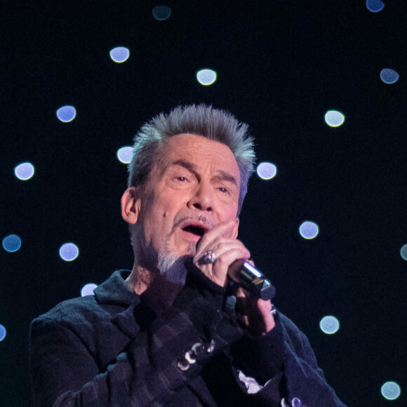 Exclusif - Florent Pagny, chant - Enregistrement de l'émission "Symphonie pour la vie, Spéciale Pièces Jaunes" aux Folies Grüss à Paris, diffusée le 4 février sur France 3. Le 12 janvier 2022 © Cyril Moreau / Bestimage Dans le cadre magique des Folies Gruss, les artistes se sont réunis pour offrir aux téléspectateurs un gala exceptionnel en soutien à la Fondation des Hôpitaux et à l'opération Pièces jaunes. C'est un spectacle unique que vous allez découvrir, présenté par F.Bollaert et G.Capuçon ! En effet, pour cette édition de Symphonie pour la vie, l'art équestre et la voltige s'ajoutent à la musique avec l'Orchestre Lamoureux, dirigé par 4 chefs de renommée internationale, et les plus grands noms du classique et de la variété. Symphonie pour la vie, c'est à l'origine une bande d'amis, des artistes classiques, qui se sont réunis pour enregistrer un disque au profit des soignants pendant le premier confinement au printemps 2020. Cette initiative a immédiatement été soutenue par France Télévisions avec une soirée spéciale enregistrée au Théâtre du Châtelet et diffusée en prime time sur France 3. Dans ce bel élan, 2021 a connu la seconde édition de ce projet à l'Opéra-Comique et en 2022, pour la troisième année consécutive. Symphonie pour la vie s'associe à la Fondation des hôpitaux, présidée par Brigitte Macron, et les artistes à l'origine du projet sont rejoints par de nouveaux venus qui s'impliquent tous avec l'envie de soutenir cette initiative ! Ils évolueront sur la piste des Folies Gruss, accueillis par les artistes de la Compagnie Alexis Gruss dont les numéros ponctueront la soirée. La Compagnie Gruss est une merveilleuse histoire de famille de trois générations d'artistes équestres, aériens et musiciens, à jamais saltimbanques et résolument tournés vers l'avenir. Et bien sûr, toute la soirée, des appels aux dons seront lancés par les artistes : les contributions de chacun permettant de changer le quotidien des enfants hospitalisés et de leurs familles. L'opération Pièces jaunes existe depuis plus de 30 ans maintenant, elle est à nouveau parrainée cette année par D.Deschamps. Depuis plus de 30 ans, l'opération Pièces Jaunes est le grand rendez-vous de la générosité de début d'année avec sa collecte emblématique et sa tirelire. Pour améliorer la vie quotidienne des enfants, des adolescents et des jeunes adultes hospitalisés, la Fondation des Hôpitaux, à travers l'opération Pièces jaunes, subventionne chaque année de nombreux projets dans les hôpitaux publics français. Depuis 1989, plus de 9 100 projets ont été financés sur tout le territoire : 90 maisons des ados, 2 900 chambres parents-enfants, 421 espaces de jeux, mais également des maisons des familles, des séjours thérapeutiques. 
