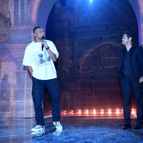 Exclusif - Kylian Mbappé et Jamel Debbouze lors de la soirée du grand gala du "Marrakech du Rire 2022" pour la 10ème édition au palais El Badiî à Marrakech, Maroc, le 18 juin 2022. © Rachid Bellak/Bestimage