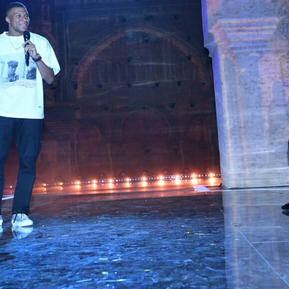 Exclusif - Kylian Mbappé et Jamel Debbouze lors de la soirée du grand gala du "Marrakech du Rire 2022" pour la 10ème édition au palais El Badiî à Marrakech, Maroc, le 18 juin 2022. © Rachid Bellak/Bestimage