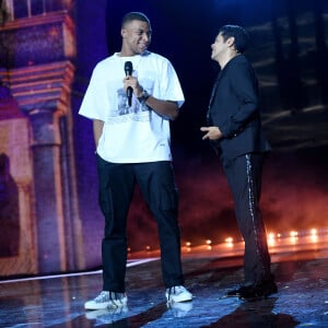 Exclusif - Kylian Mbappé et Jamel Debbouze lors de la soirée du grand gala du "Marrakech du Rire 2022" pour la 10ème édition au palais El Badiî à Marrakech, Maroc, le 18 juin 2022. © Rachid Bellak/Bestimage