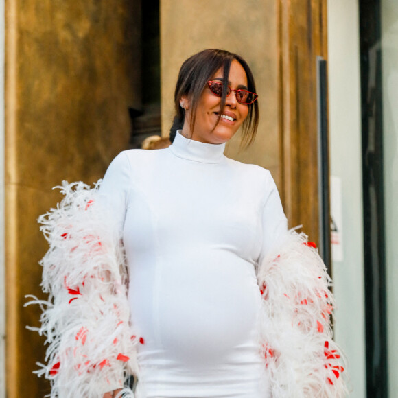 Amel Bent, enceinte, à la sortie du défilé femme Giambattista Valli Automne/Hiver 2022/2023 lors de la Fashion Week de Paris, le 7 mars 2022. © Veeren-Clovis/Bestimage