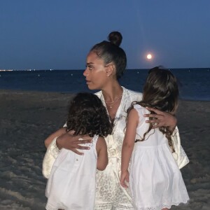 Amel Bent et ses deux filles Sofia et Hana.