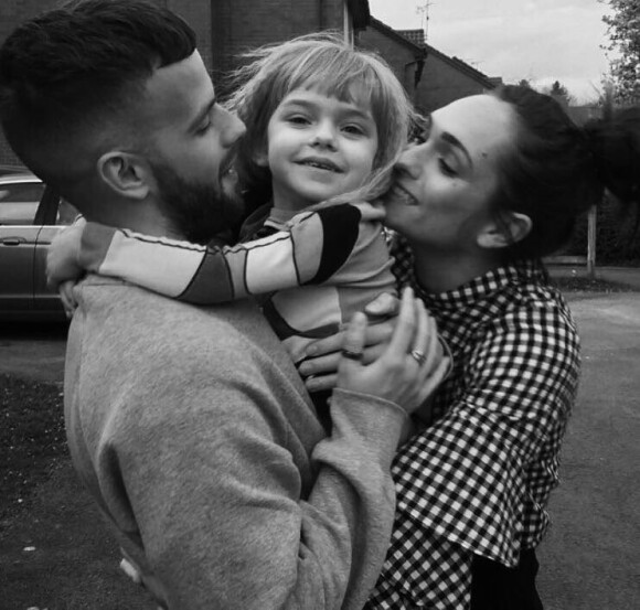 Tom Mann avec sa fiancée Danielle Hampson et son enfant sur Instagram.