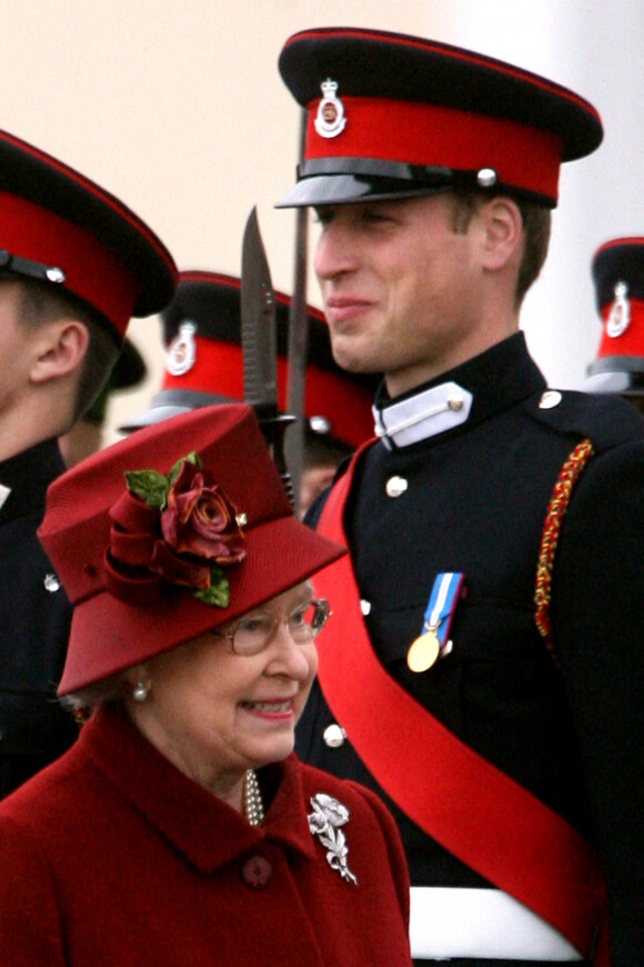 Le prince William, duc de Cambridge, la reine Elizabeth II d'Angleterre. Sovereign's parade à Sandhurst.