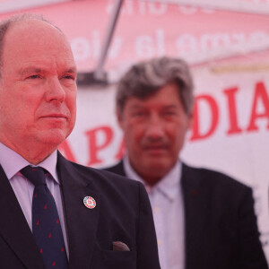 Le prince Albert II de Monaco - Le prince de Monaco et D.Douillet donnent le départ de la course cycliste Sapaudia Monoïkos, entre Monaco et Albertville, le 20 juin 2022. Cet événement est organisé au profit de la lutte contre la leucémie, afin de promouvoir le don des cellules souches et favoriser l'insertion des personnes en situation de handicap. © Claudia Albuquerque / Bestimage 