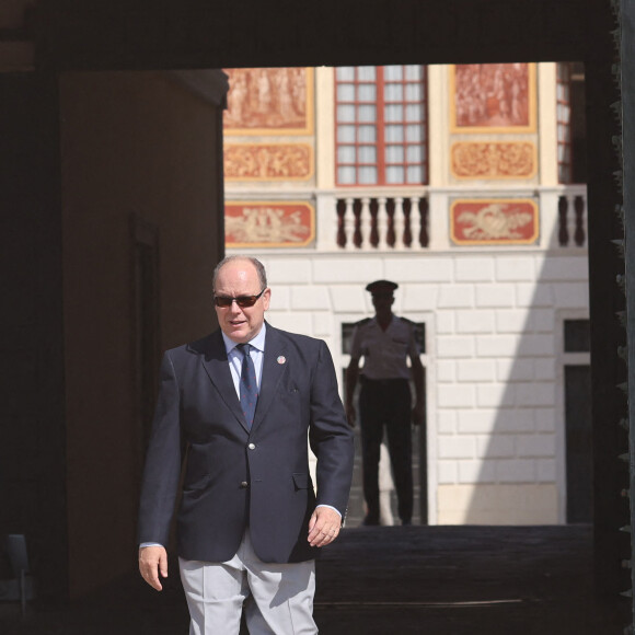 Le prince Albert II de Monaco - Le prince de Monaco et D.Douillet donnent le départ de la course cycliste Sapaudia Monoïkos, entre Monaco et Albertville, le 20 juin 2022. Cet événement est organisé au profit de la lutte contre la leucémie, afin de promouvoir le don des cellules souches et favoriser l'insertion des personnes en situation de handicap. © Claudia Albuquerque / Bestimage 