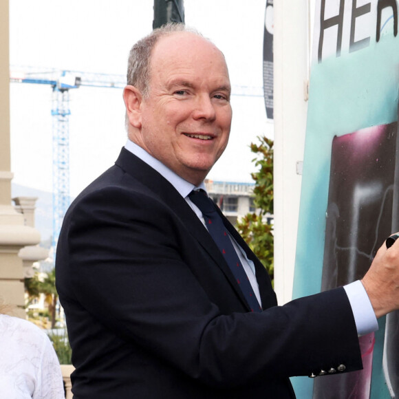 Exclusif - Le prince Albert II de Monaco - 6ème édition du festival de street artists U Paint, à Monaco le 20 juin 2022, où les tableaux seront vendus aux enchères au profit de la fondation Prince Albert II de Monaco en faveur du projet "Human-Wildlife Initiative". Cette année les artistes se sont installés sur les terrasses de l'Opéra de Monaco. © Claudia Albuquerque/Bestimage 