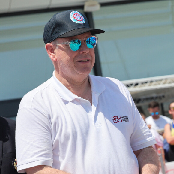 Le prince Albert II de Monaco et le prince héréditaire Jacques - Le Prince Albert II de Monaco et ses enfants, le prince Jacques et la princesse Gabriella de Monaco donnent le départ du Riviera Water Bike Challenge au Yacht Club de Monaco. Le Riviera Water Bike Challenge est de retour en 2022 ! Cet événement sportif organisé par la Fondation Princesse Charlène de Monaco s'est déroulé le 5 juin, au départ du Yacht Club de Monaco. Les participants, aux côtés de célébrités sportives ont formé des équipes de 5 pour une course de water bike en relais dans le port de Monaco, afin de lever des fonds pour la prévention de la noyade. Ces fonds financeront le projet "Swim for Safety" au Sri Lanka, pour enseigner la natation et la sécurité aquatique aux enfants défavorisés. © Claudia Albuquerque / Bestimage 