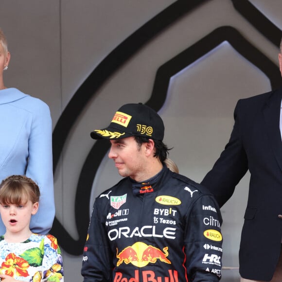 La princesse Charlene de Monaco, la princesse Gabriella de Monaco, comtesse de Carladès (robe Dolce & Gabbana, sandales Jacadi), Sergio Perez et le prince Albert de Monaco - La famille royale de Monaco au podium du Grand Prix F1 de Monaco lors de la remise du trophée à S.Perez, vainqueur de la course. Le 29 mai 2022. © Claudia Albuquerque / Bestimage 