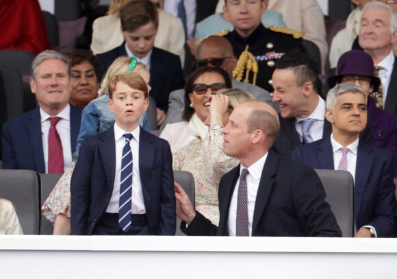Le prince George et le prince William - Parade devant le palais de Buckingham, à l'occasion du jubilé de la reine d'Angleterre. Le 5 juin 2022.