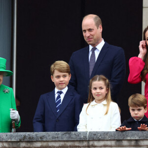 La reine Elisabeth II, le prince William, Kate Middleton et leurs enfants le prince George, la princesse Charlotte et le prince Louis - La famille royale d'Angleterre au balcon du palais de Buckingham, à l'occasion du jubilé de la reine d'Angleterre. Le 5 juin 2022.