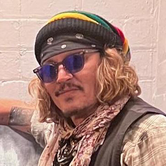 L'artiste Scott Greenwood présente son oeuvre à Johnny Depp à l'o2 apollo de Manchester, Royaume Uni