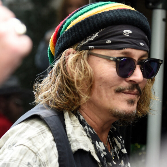 Johnny Depp signe des autographes à la sortie de son hôtel à Manchester. Le 4 juin 2022 