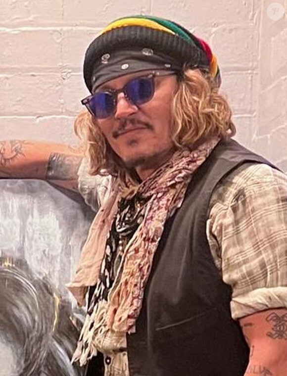 L'artiste Scott Greenwood présente son oeuvre à Johnny Depp à l'o2 apollo de Manchester, Royaume Uni. Johnny Depp a signé des autographe de copies pour toute la famille de l'artiste. 