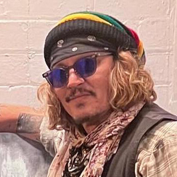 L'artiste Scott Greenwood présente son oeuvre à Johnny Depp à l'o2 apollo de Manchester, Royaume Uni. Johnny Depp a signé des autographe de copies pour toute la famille de l'artiste. 