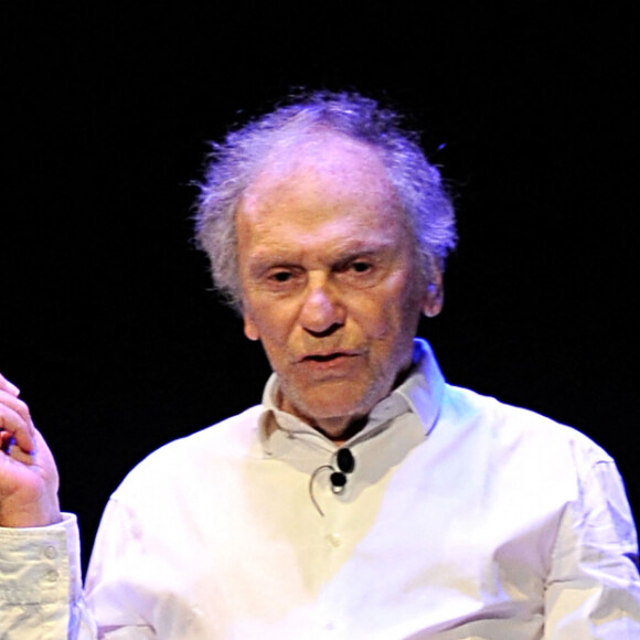 L'acteur francais Jean Louis Trintignant recite dans son recital, "Trois poetes libertaires du xxe siecle", des textes de Prevert, Desnos et Vian entoure de Gregoire Korniluk au violoncelle et Daniel Mille a l'accordeon sur la scene du theatre Anthea d'Antibes Juan Les Pins dans le sud est de la France, le 1er octobre 2013. L'acteur age de 82 ans a annonce dans la presse qu'il allait prendre sa retraite, que ce serait sa derniere tournee.