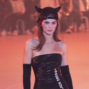 Kendall Jenner lors du défilé Off-White™, collection automne-hiver 2022-2023, au Palais Brongniart. Paris, le 28 février 2022.
