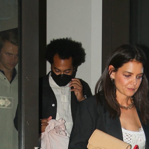 Katie Holmes avec son compagnon Bobby Wooten III à la sortie de son appartement à New York, le 14 juin 2022. 